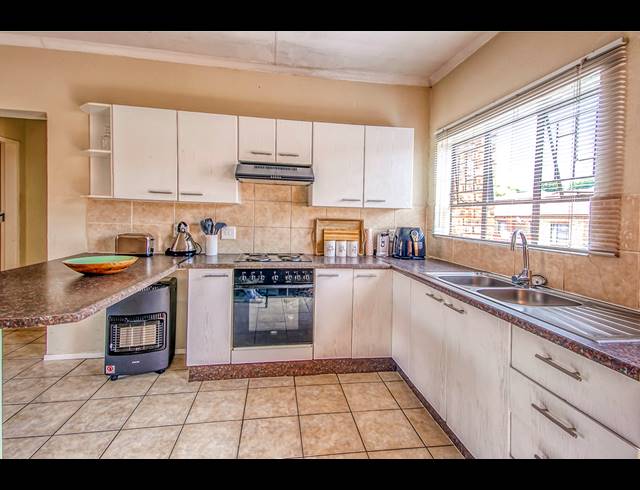 2 BEDROOM APARTMENT TO LET IN WELTEVREDEN PARK